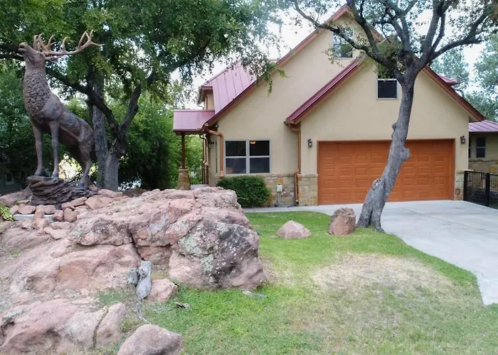 Lakefront Home With Wifi, Entertainment, Dock & Lake Views - Dogs Ok