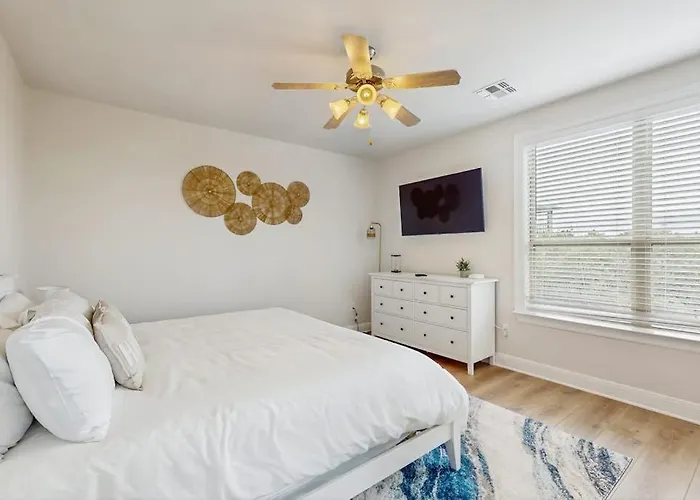 Stunning Lakefront Home On Lake Lbj With Private Balconies - Close To Yacht Club