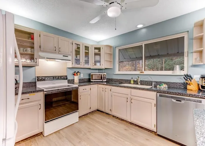 2 Bed 2 Bath Vacation Home In Whittier I