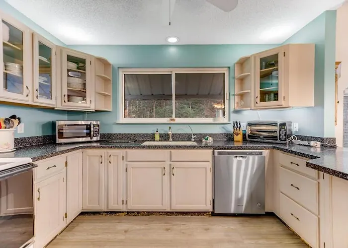 2 Bed 2 Bath Vacation Home In Whittier I