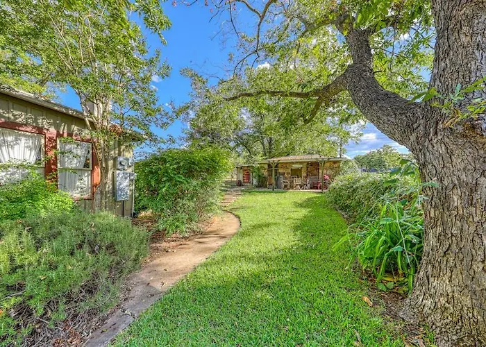 Historic Farmhouse With Lush Covered Patio - Near Wineries & Main St