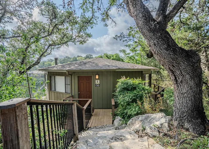 Romantic Treehouse Escape On Lake Travis, Hot Tub No 11 Engelman'S Daisy