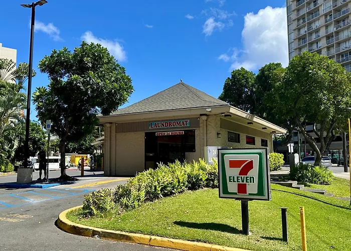 Waikiki 2 Bedrooms, 1 Bath, Free Parking, Sleep 6