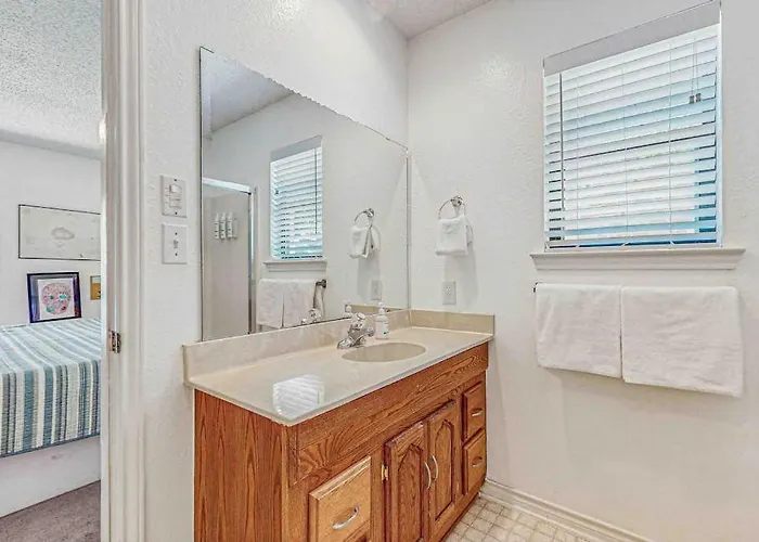 Spacious Lakefront Home With Water Views, Wifi & Private Washer/Dryer
