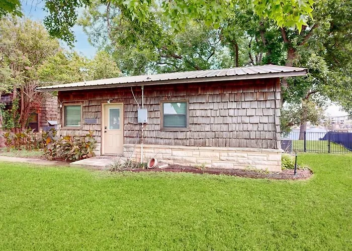 Classic Lakefront Cottage With Private Dock, Lovely Lake View, Backyard & Wifi