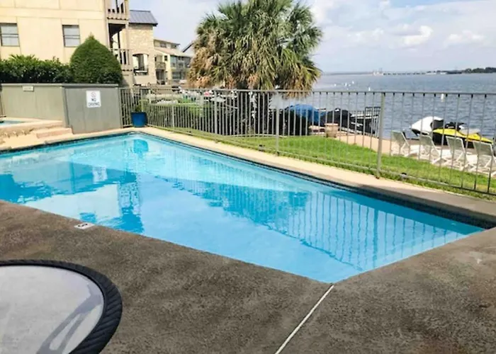 Condo Near Lake Horseshoe Bay With Private Balcony, Washer/Dryer, A/C, Wifi