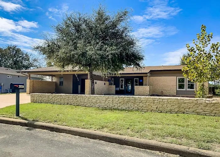 Peaceful Mid-Century Escape With Screened Porch & Lake Access