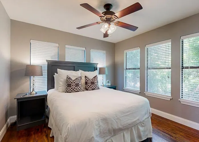 Spacious Lakefront Hideaway With Decks, Grill, Billiards, Tennis & Pool