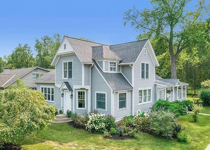 Newly Renovated Cottage 5 Mins From Beach!