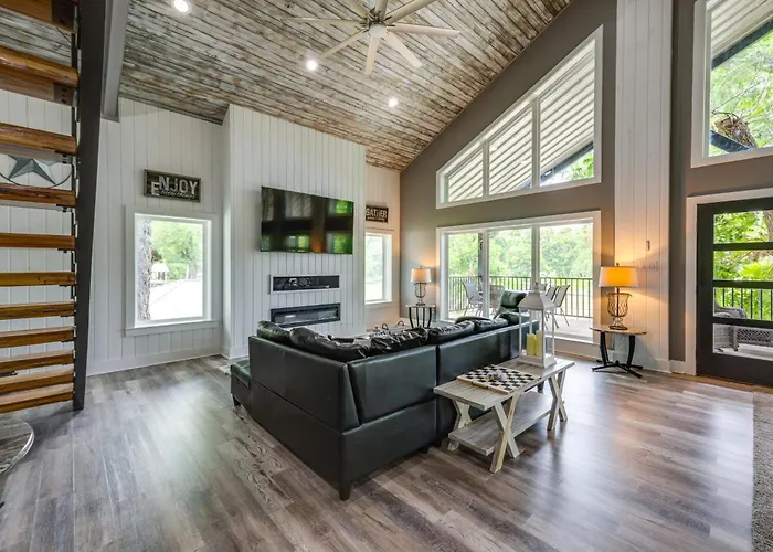 Outdoor Entertainment Space: Home In Mcqueeney
