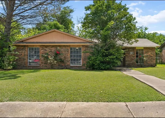 New! Fun Just 20 Min From Dallas 3-Brm Home