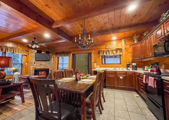 Smoky Mtn Escape Huge Game Room | Hottub | 5 Min Easy Drive, Pets