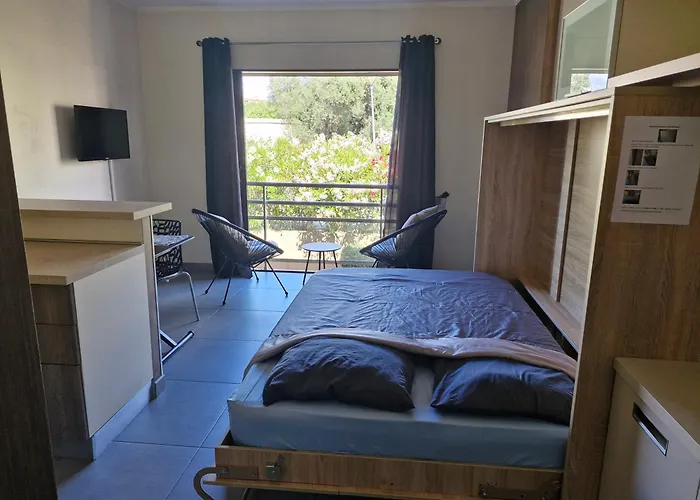 Studio Climatisee Dans Residence A 5 Minutes Des Plages A Pied