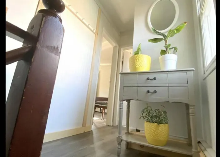 Bright Apt W Additional Room