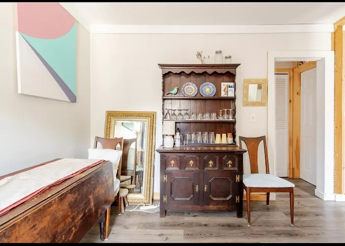Bright Apt W Additional Room