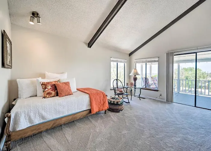 Snowbird-Friendly House With Game Room, Full Kitchen, Balcony & W/D