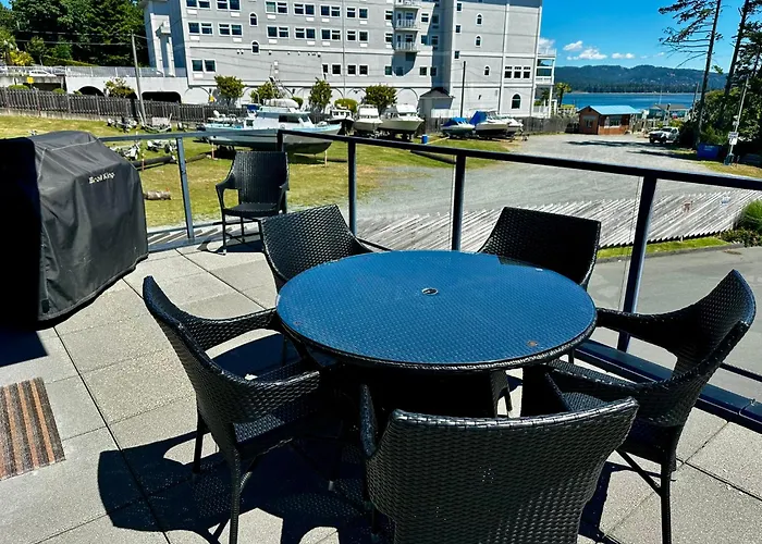 Sooke Harbour Penthouse - Luxurious 4 Bdrm Rental