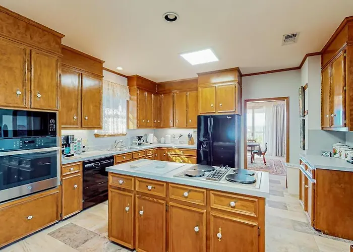 2-Story Home With Covered Patio, Balcony, Fireplace, Streaming, Great Views, W/D