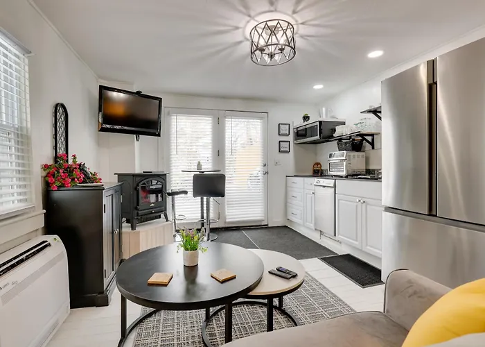 Adorable Walkable Paradise W/ Deck & Pool!