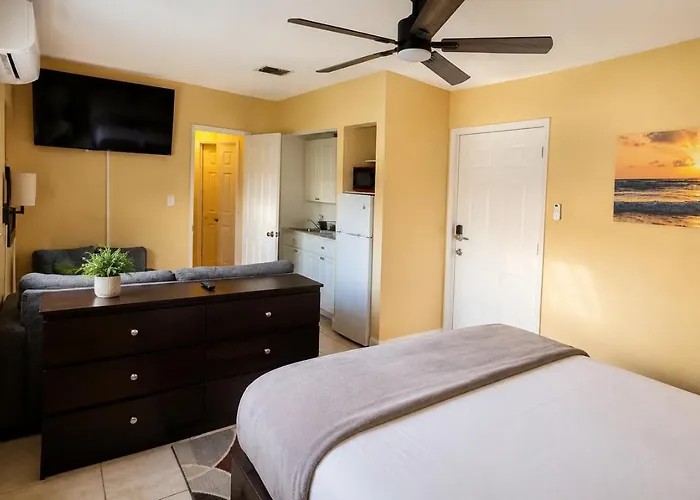 Private Guest Suite With Separate Entrance & Kitchen