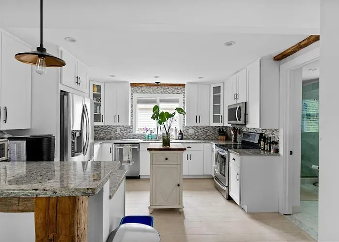 Cozy Greenport Cottage