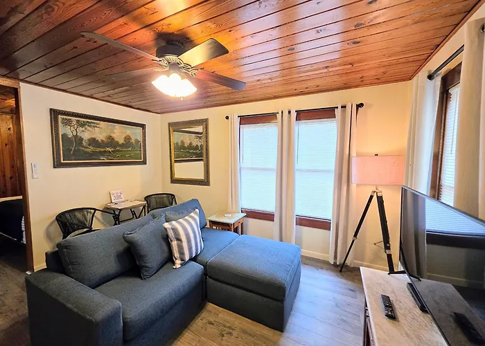 #08 - One Bedroom Lakeview Cottage-Pet Friendly