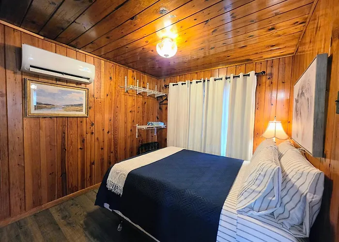 #08 - One Bedroom Lakeview Cottage-Pet Friendly