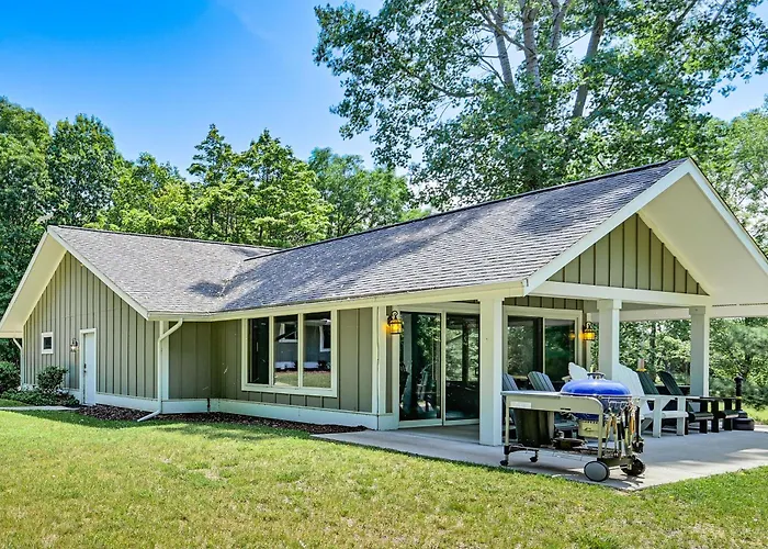 Riverwood: South Haven Retreat On 10 Acres