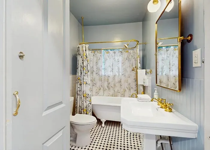 Blue Haus With Hot Tub, Shuffleboard, Ev Charger - Walk To Town & Wineries
