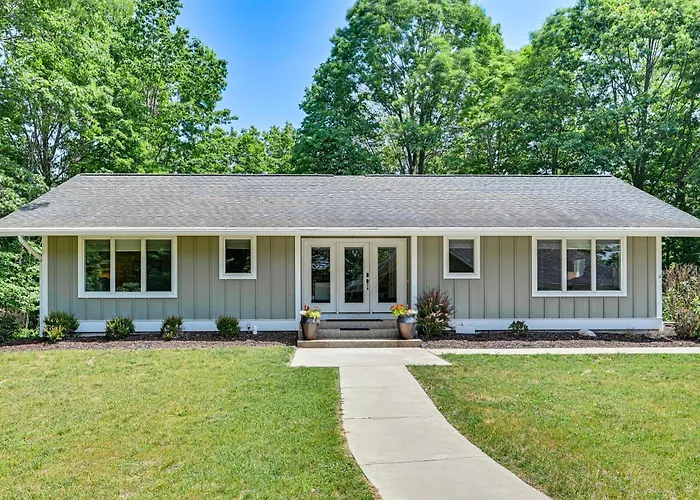 Riverwood: South Haven Retreat On 10 Acres