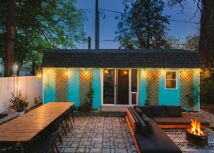 Huge Beach Bungalow- Yard, Beach Pass, King Beds