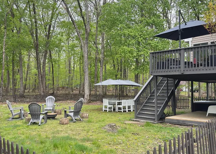 Woodland Chalet I Hot Tub I Home Theater I Fenced Yard I Pet Friendly