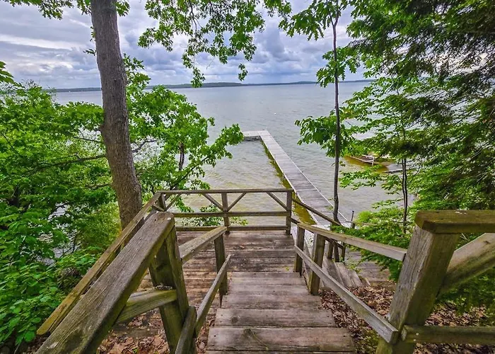 Smith Family Cottages- Lake House