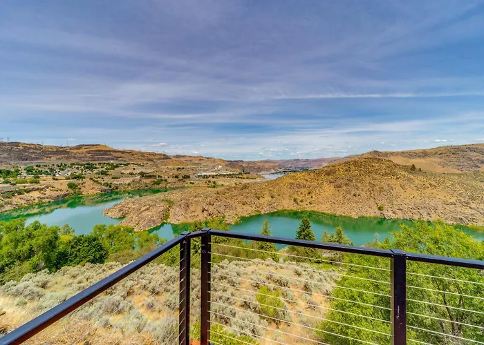 Cozy Grand Coulee Home W/ Deck & Views!