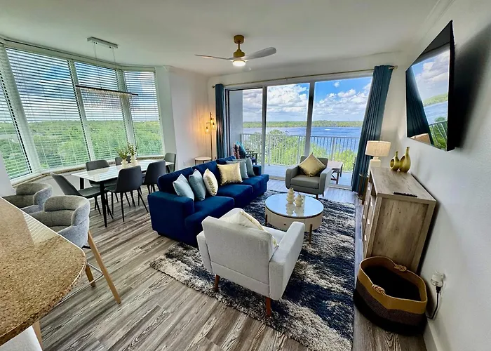 Balcony Lake Views - Pool, Gym, Wifi & Parking