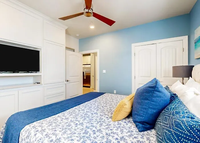 Water-View Condo With Balcony, Smart Tvs, Washer/Dryer And Pool
