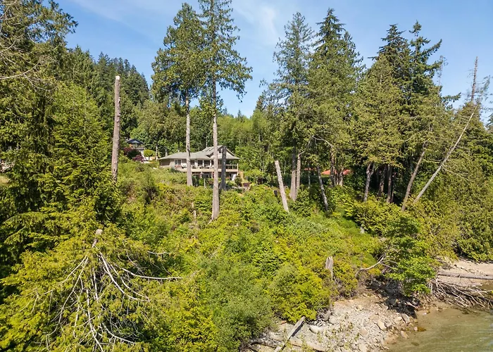 Waterfront Retreat, Beach Access, Group Friendly, Sleeps 14