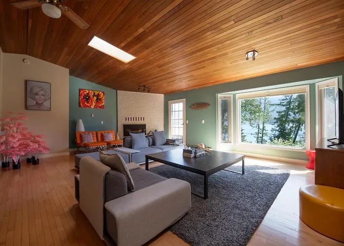 Waterfront Retreat, Beach Access, Group Friendly, Sleeps 14