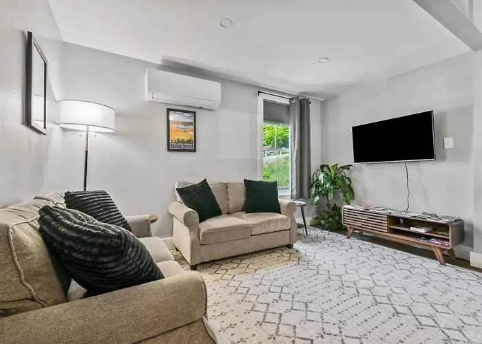 Bond Modern Cozy Apt 2Nd Floor