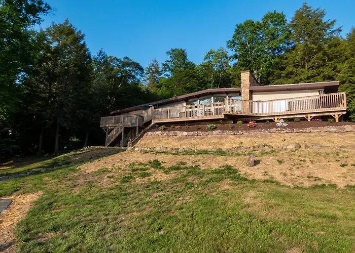 Modernist Lakefront Sojourn