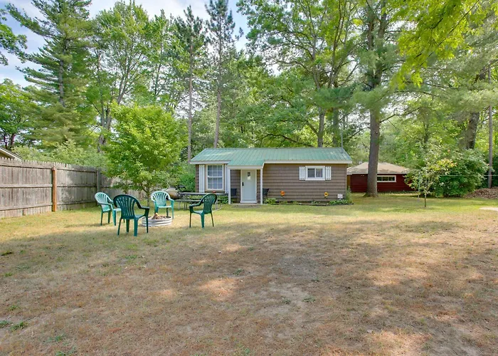 Updated Wellston Cabin, Walk To Lake Beach + Dock!