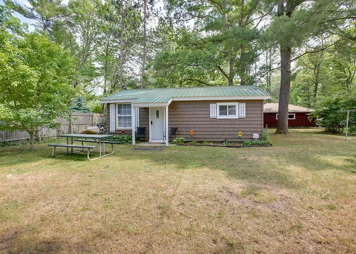 Updated Wellston Cabin, Walk To Lake Beach + Dock!