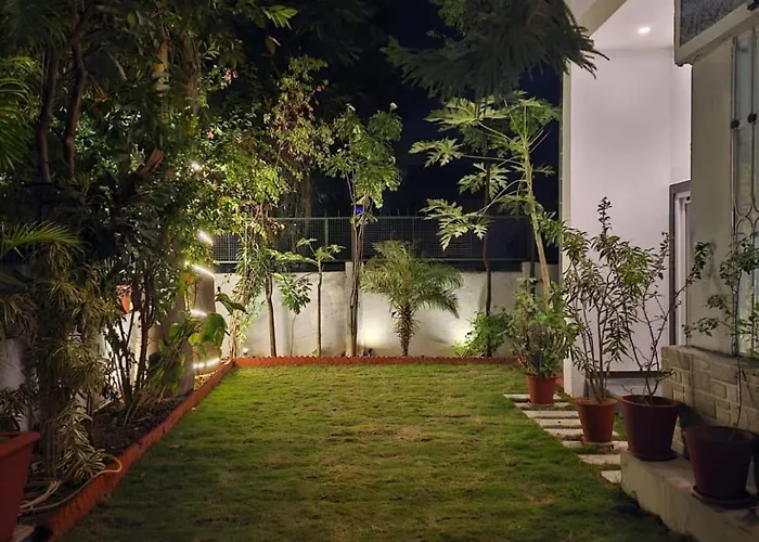 Green Villa - Luxury Rooms At Peaceful Location -200 Mtrs Away From Bus Stand -500 Mtrs From Udaipur Railway Station - Family Suites W Kitchen Also Available