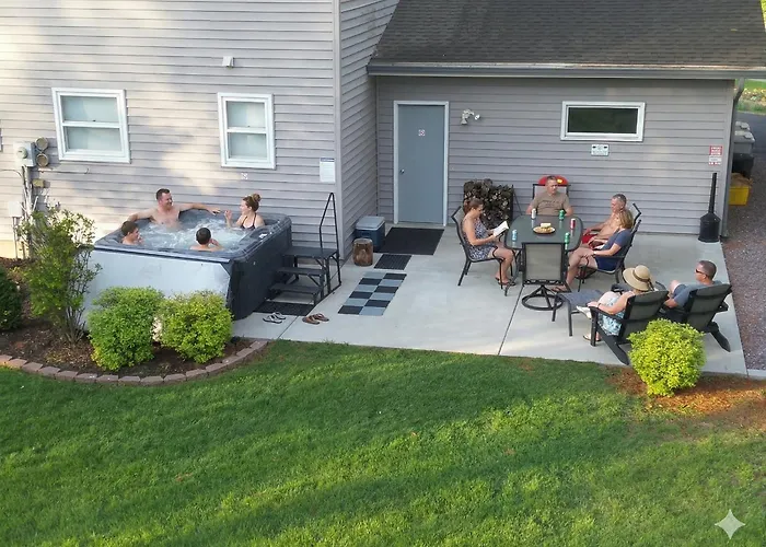 The Hemlock/Hot Tub/Golf/Private Yard