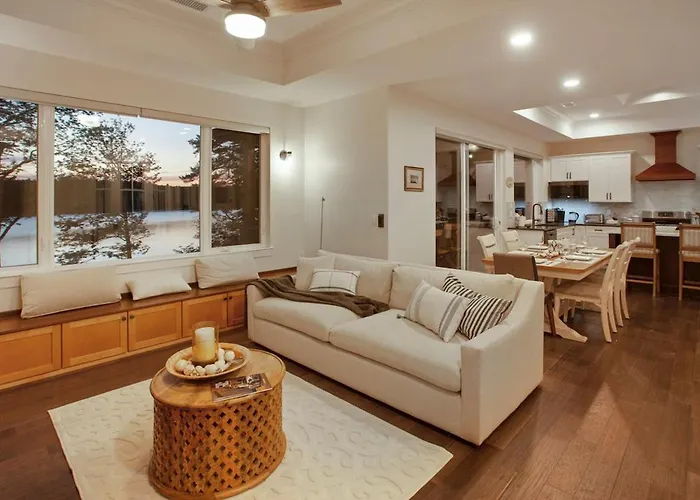 Lakeside Lodge With Studio Apartment