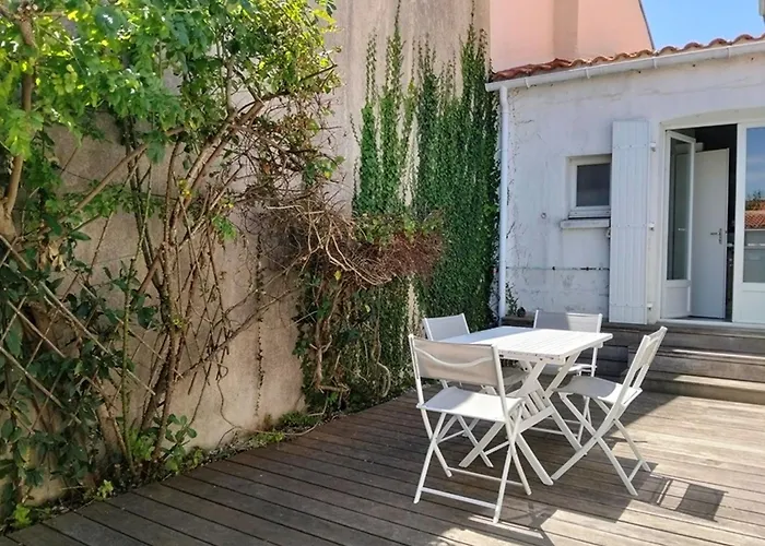 Charmante Maison Renovee Proche Port Et Plage, 3 Chambres, Cour Avec Salon De Jardin