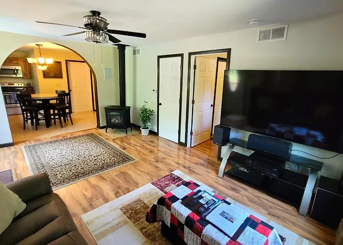The Sovereign Suite - Cozy And Convenient With Home Theater
