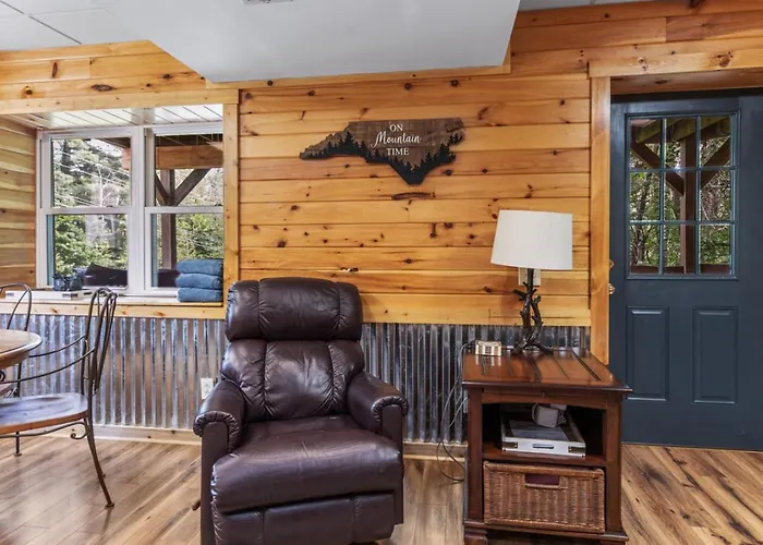 Boone Fall Cabin Near App State With Soaking Tub And Blue Ridge Escape