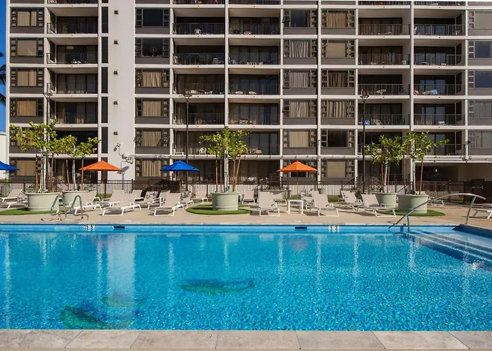 High-Floor Condo With Lanai, Ocean & Beach Access