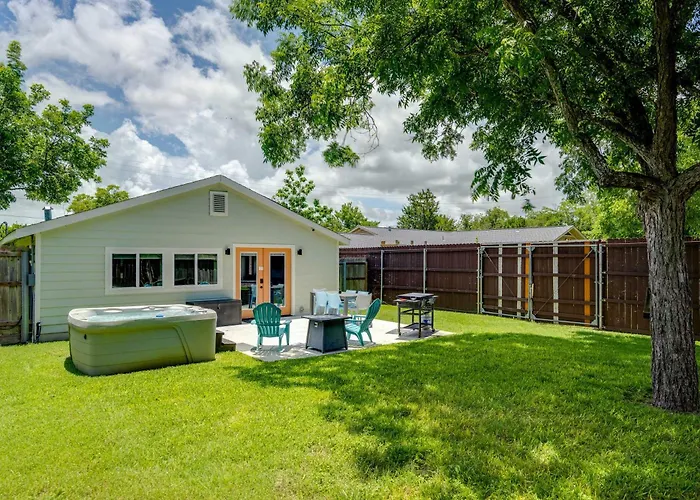 2 Kings Hot Tub Modern Cottage Hill Country
